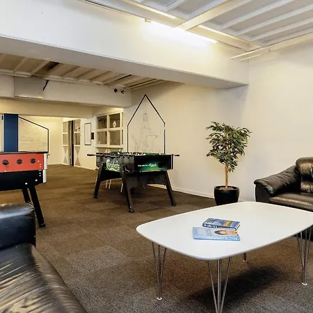 4 Person On A In Lejlighed